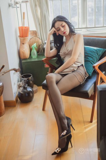 女孩迈开腿让男孩看膀胱